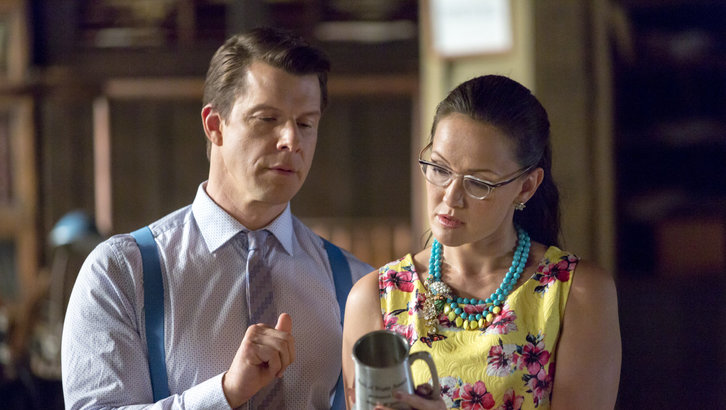Eric Mabius as Oliver and Crystal Lowe as Rita in Signed, Sealed, Delivered: One In A Million