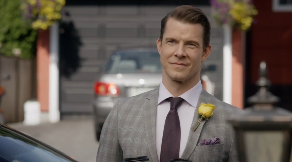 Eric Mabius in Signed, Sealed, Delivered: Home Again