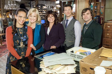 Crystal Lowe, Kristing Booth, Valerie Bertinelli, Eric Mabius and Geoff Gustafson in Something Good