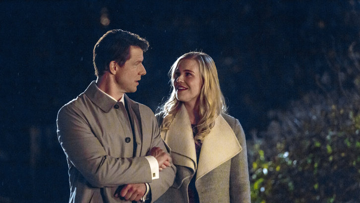 Oliver (Eric Mabius) walks Shane (Kristin Booth) home after a romantic evening.